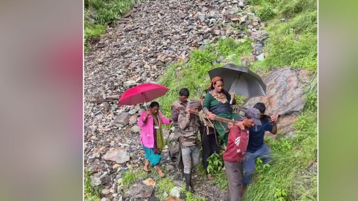 …..एक मां की जिंदगी छह किलोमीटर तक कंधों पर? …..एक मां की जिंदगी छह किलोमीटर तक कंधों पर?