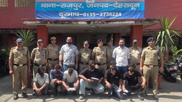 सिद्धू गैंग के 6 ड्रग्स पैडलर अरेस्ट, शौक ने छात्रों को बना दिया तस्कर सिद्धू गैंग के 6 ड्रग्स पैडलर अरेस्ट, शौक ने छात्रों को बना दिया तस्कर