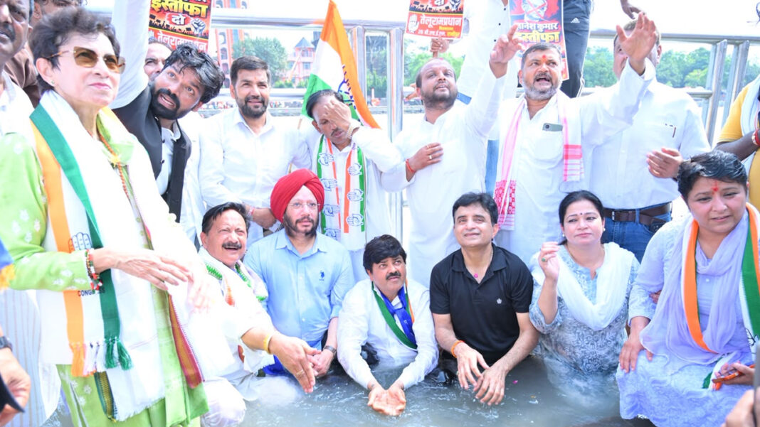 मुख्य चुनाव आयुक्त को हटाने की मांग को लेकर कांग्रेस ने किया प्रदर्शन