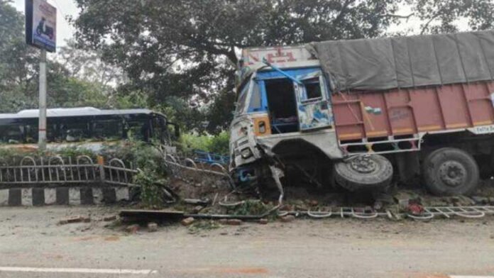 ट्रक और पुलिस बस की जबरदस्त भिड़ंत : बस पलटी, ट्रक क्षतिग्रस्त, कई घायल ट्रक और पुलिस बस की जबरदस्त भिड़ंत : बस पलटी, ट्रक क्षतिग्रस्त, कई घायल